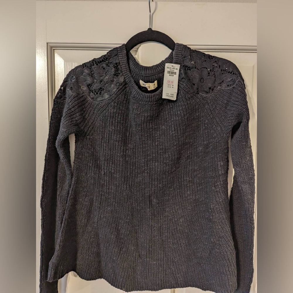 Hollister Sweater NWT Size Medium